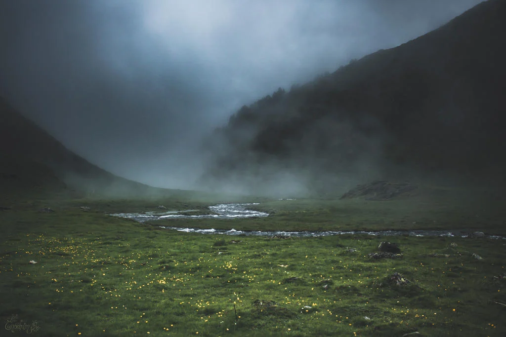Une montagne et son foulard de brume