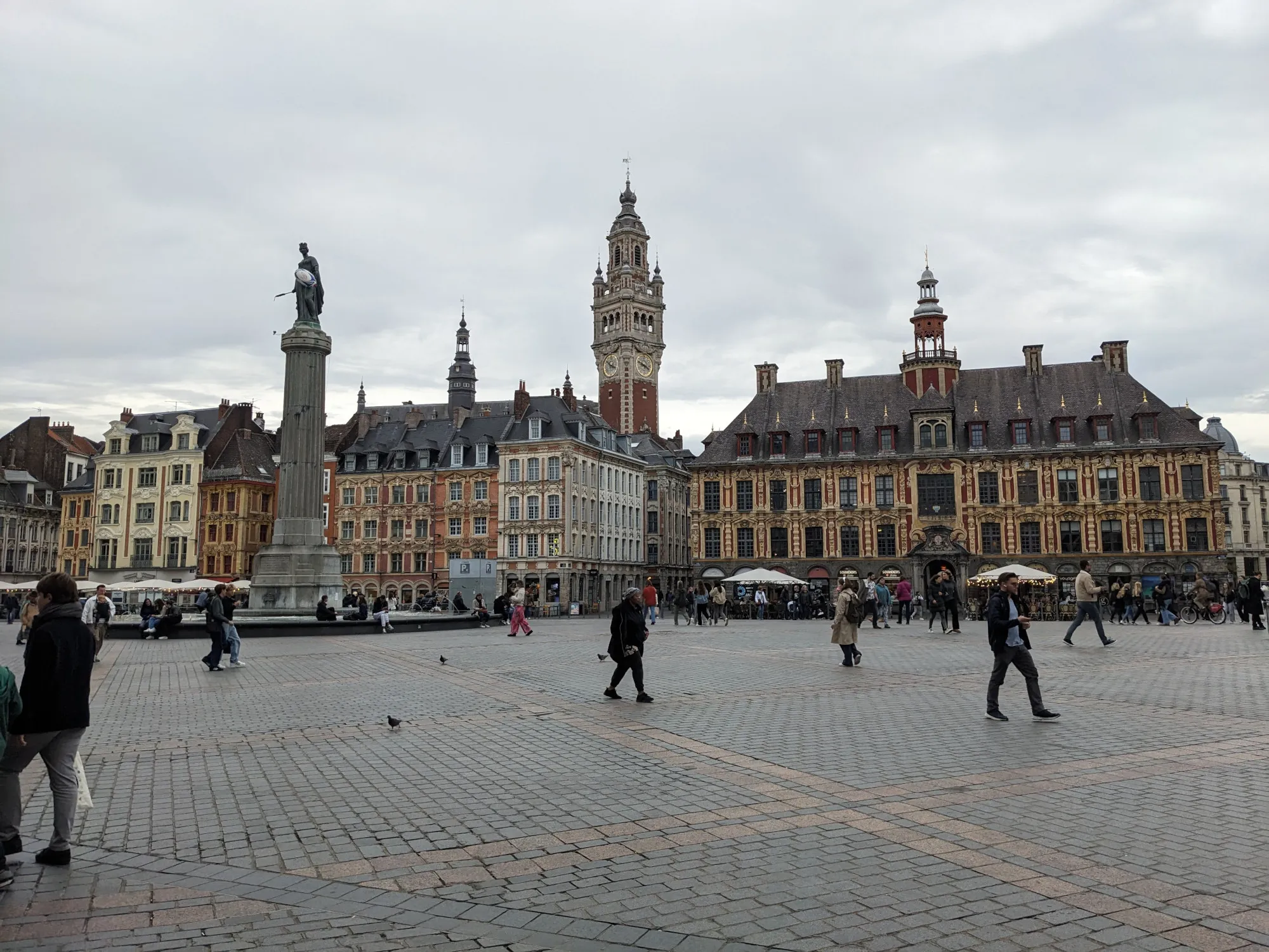 La colonne de la Déesse, avec un ballon de rugby.