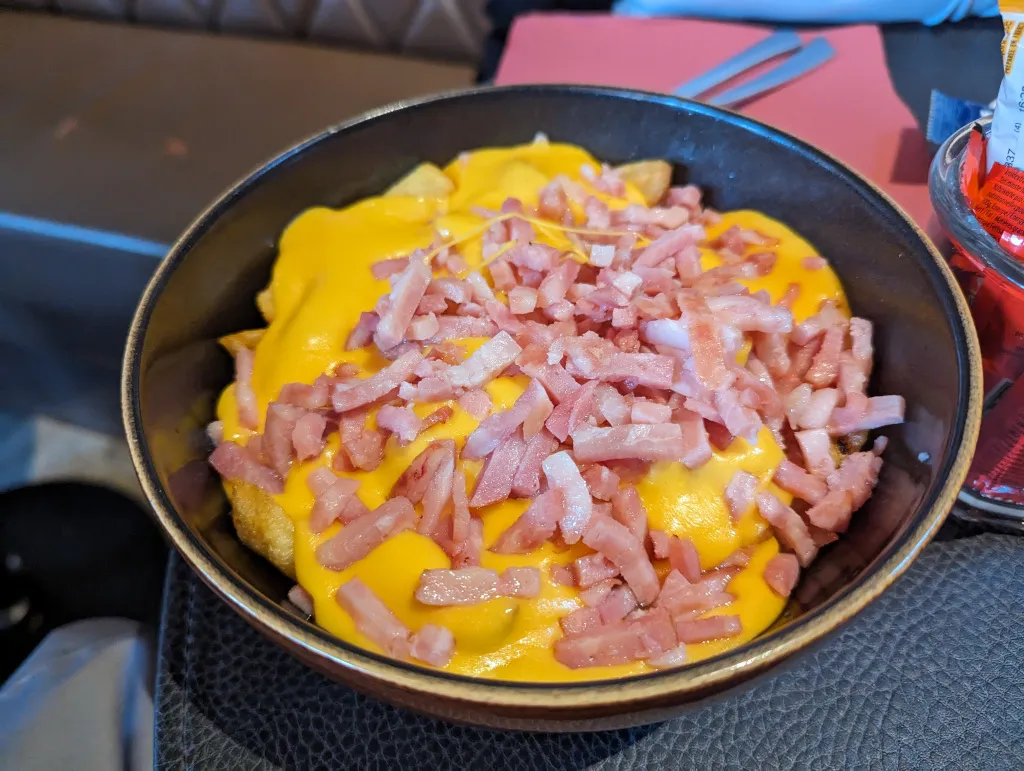 Photo d'un plat nommé poutine, en France